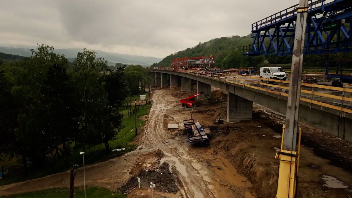 Na Slovensku pracuje na devíti kilometrech stavby silnice 39 jeřábů
